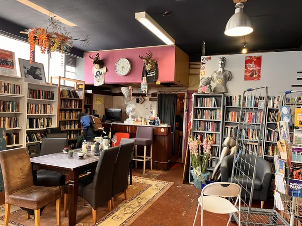 Winkelvloer met boekenkasten, zithoeken, decoratie en kunstobjecten in een kringloopwinkel