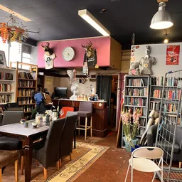 Winkelvloer met boekenkasten, zithoeken, decoratie en kunstobjecten in een kringloopwinkel