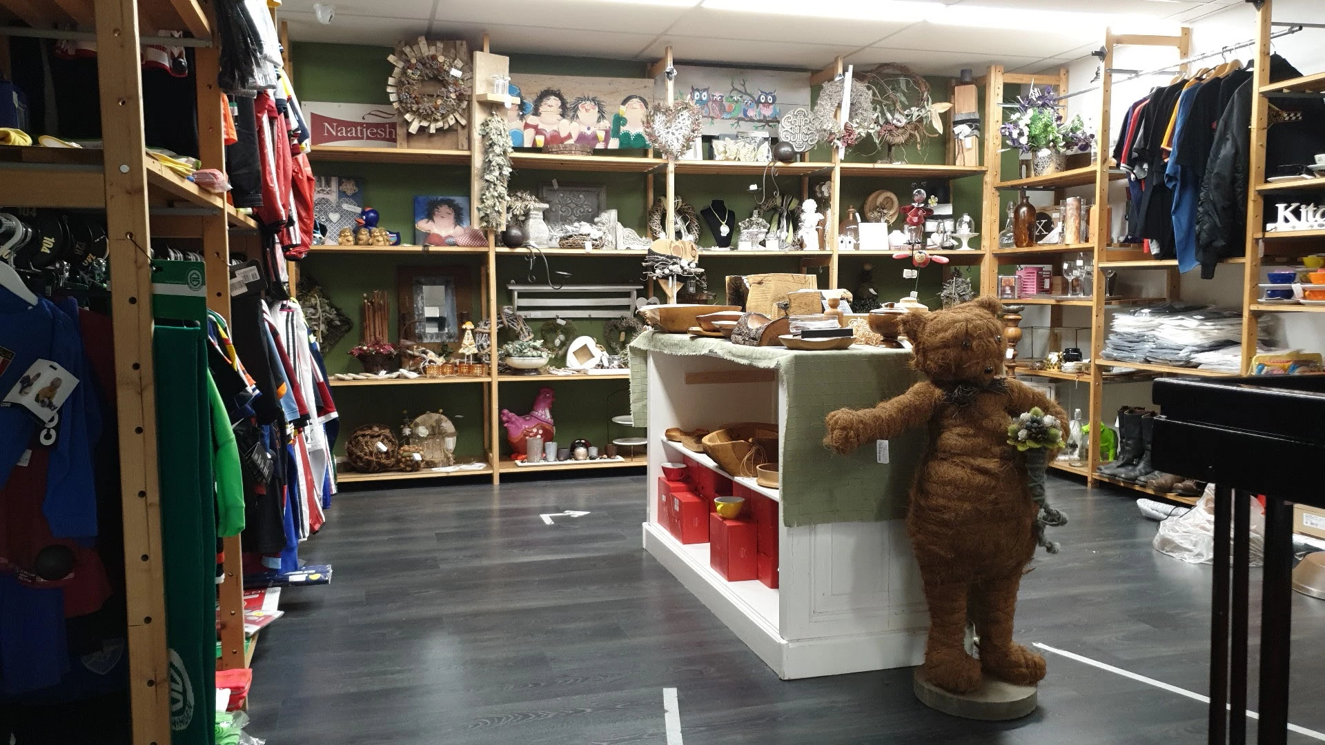 Kringloopwinkel Well-Trade Venlo (Shop in shop) in Venlo met tweedehands kleding, stellingen en tweedehandsschatten