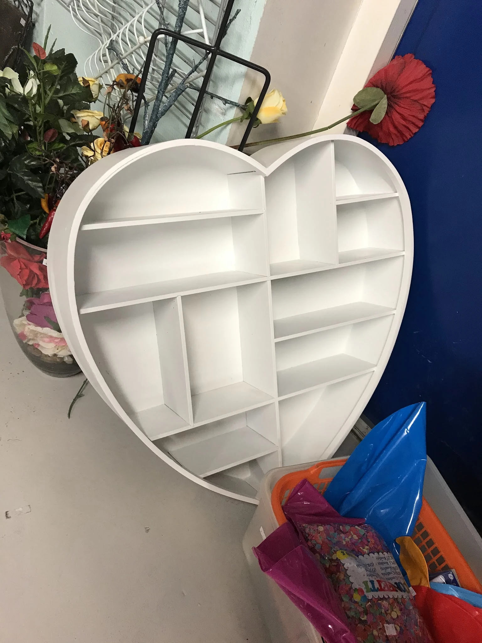 Wit hartvormig wandrek met vakken voor decoratie of opslag