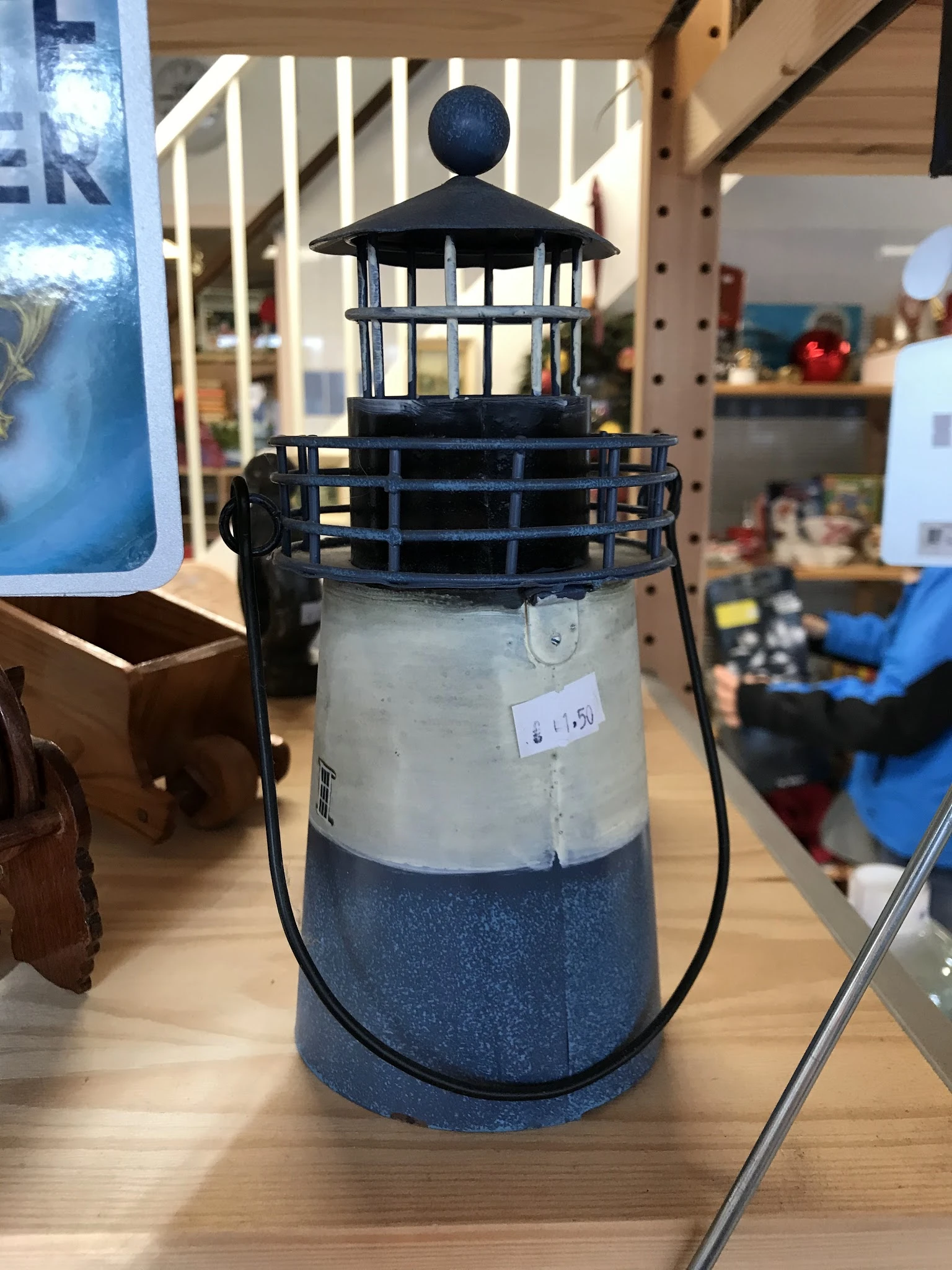Zwart-witte draagbare lamp of lantaarn met hendel, close-up op werkbank