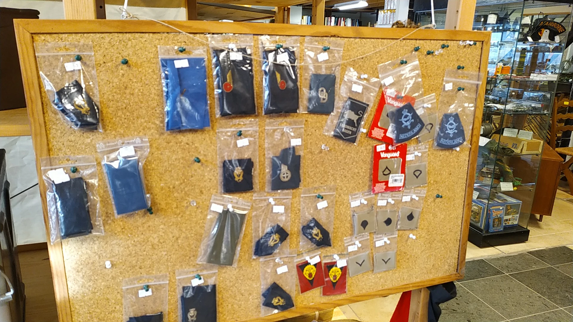 Kurk displaybord met uitgestalde tasjes, portemonnees en accessoires in verschillende kleuren en maten
