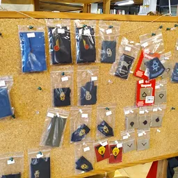 Kurk displaybord met uitgestalde tasjes, portemonnees en accessoires in verschillende kleuren en maten