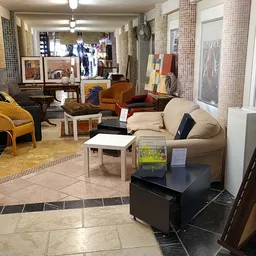 Winkelvloer met fauteuils, banken, tafels en diverse meubels en huishoudspullen