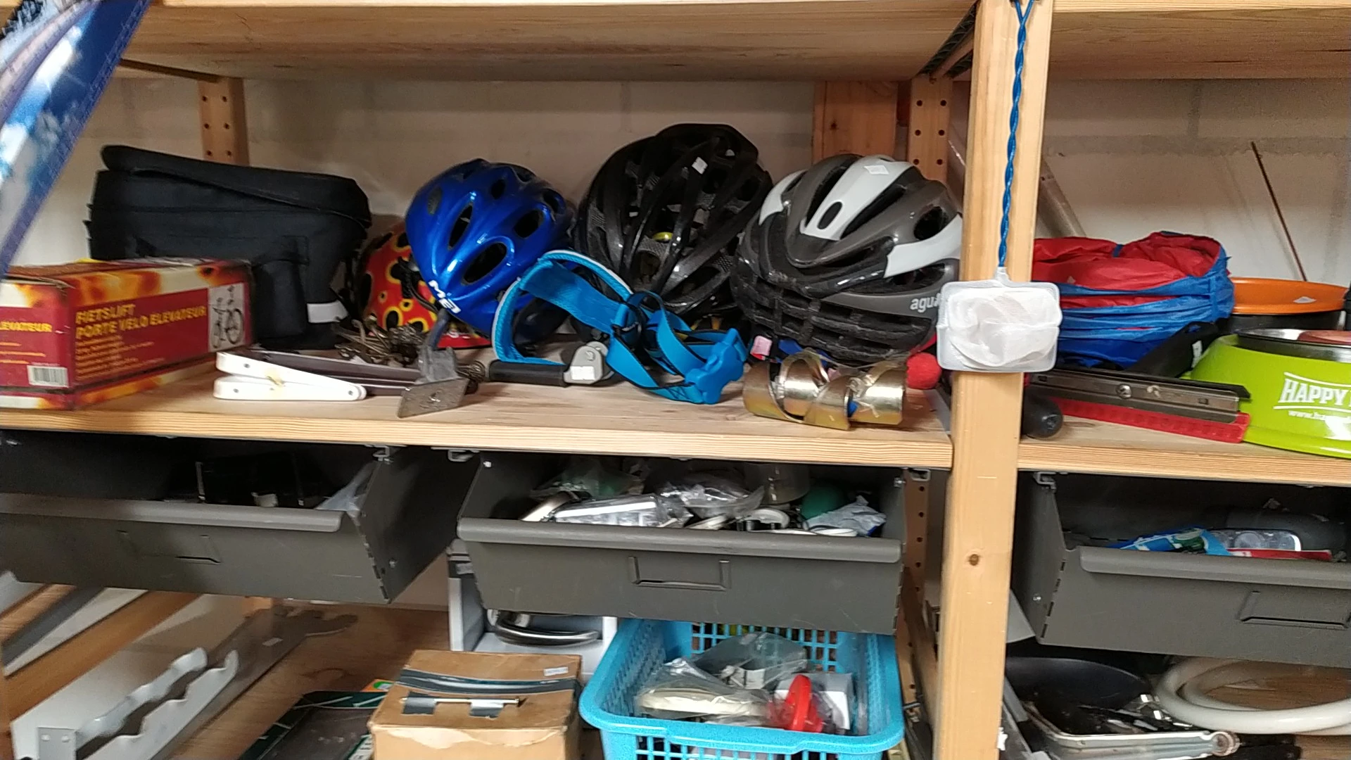 Stellage met fietsen, helmen, sportartikelen en diversen spullen in een kringloopwinkel