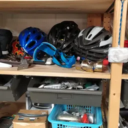 Stellage met fietsen, helmen, sportartikelen en diversen spullen in een kringloopwinkel