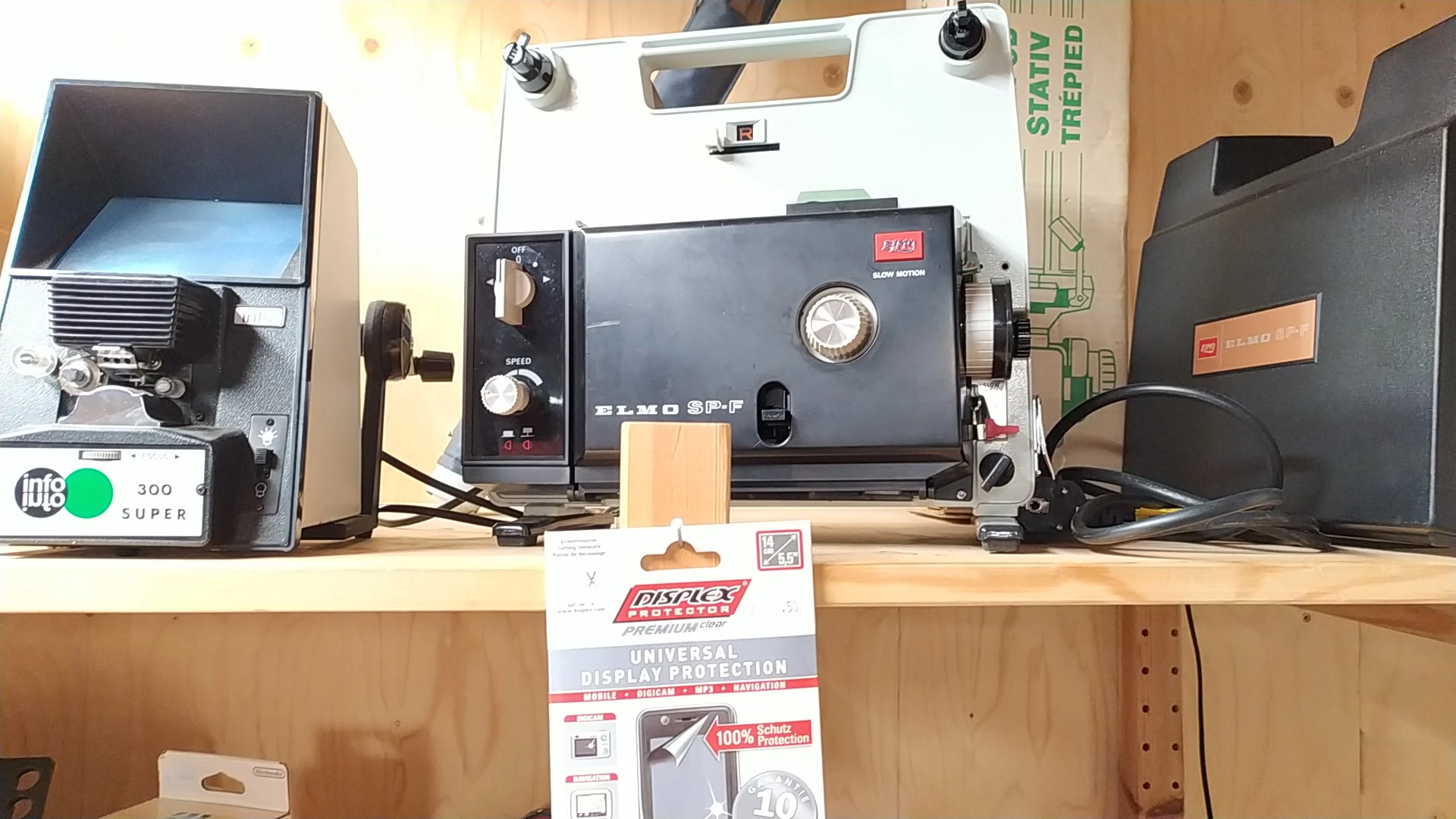 Vintage filmprojectoren en accessoires op een houten werkbank in de winkel