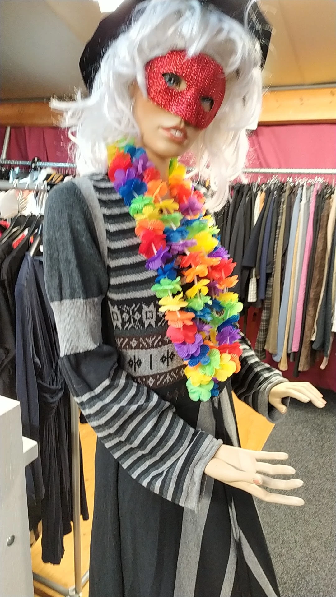 Mannequin met tweedehands kleding en kleurrijke decoratieve bloemen