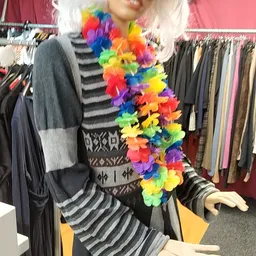 Mannequin met tweedehands kleding en kleurrijke decoratieve bloemen