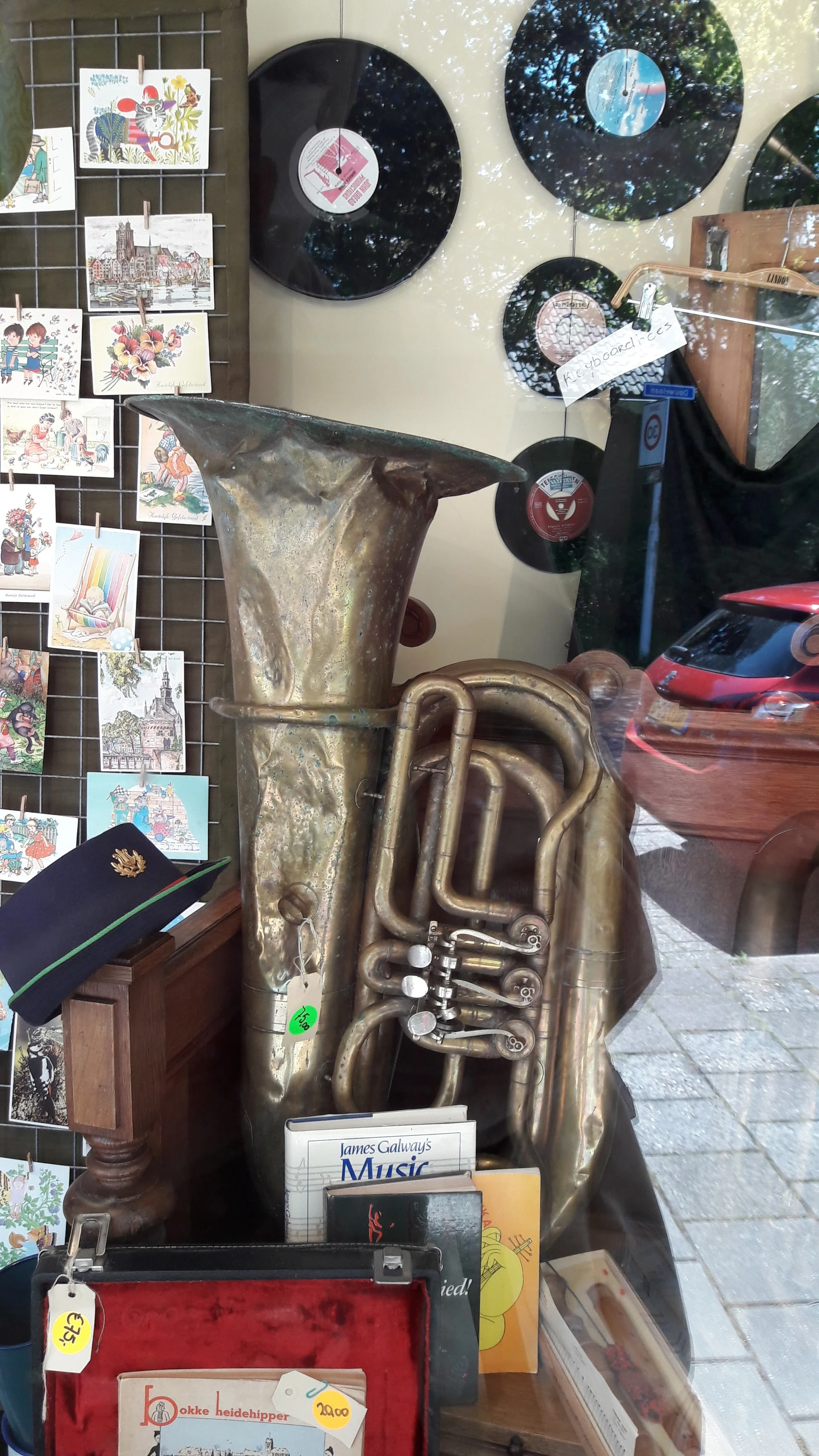 Kringloopwinkel Winkel fan Tryn in Oentsjerk met tweedehands boeken, elektronica en kleding