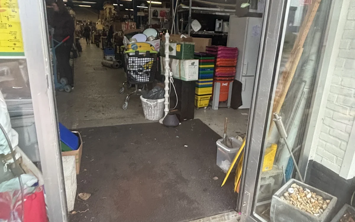 Kringloopwinkel Kringloopwinkel Winkel van Sinkel Koningsweg in Groningen Stad