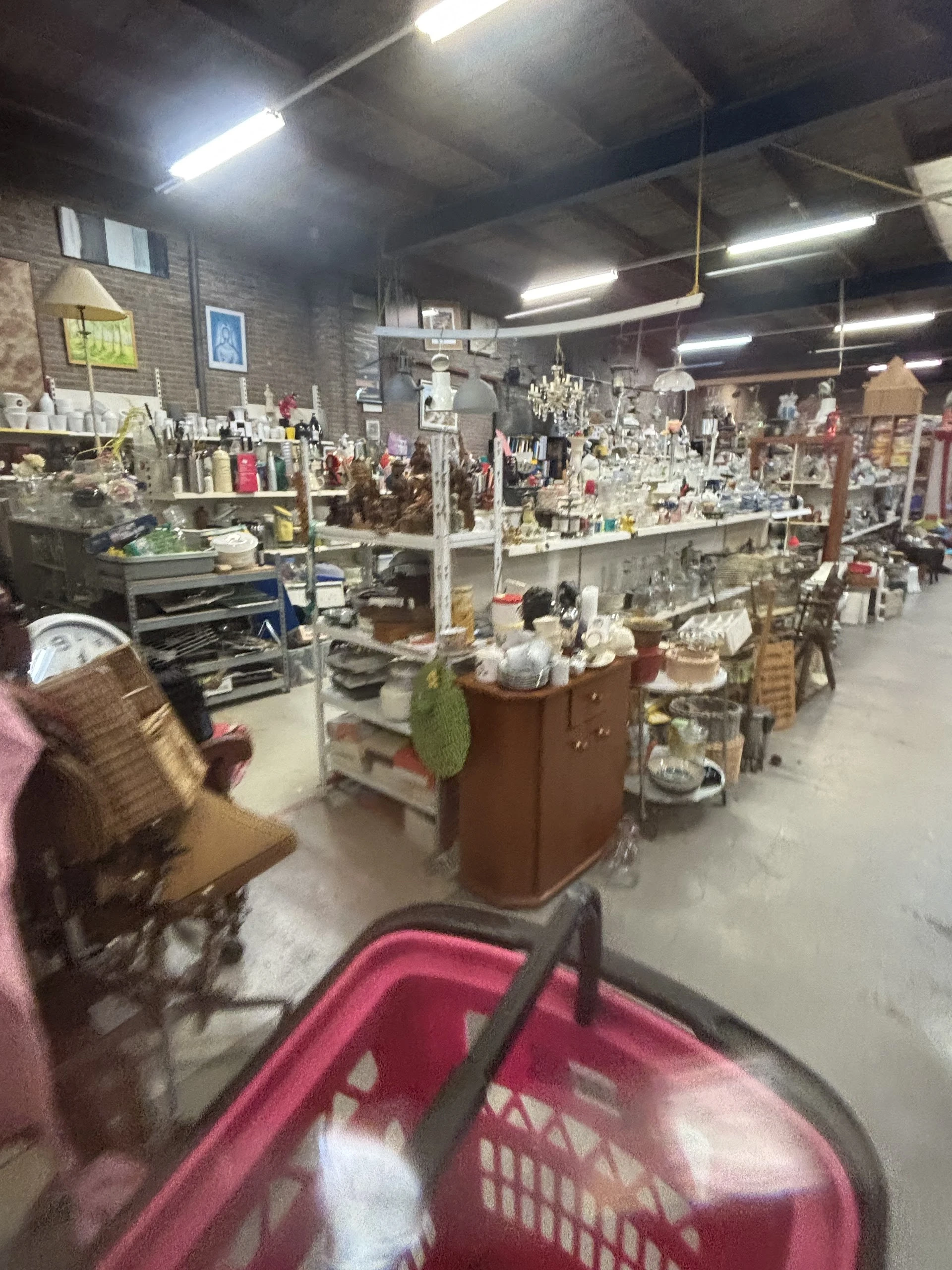 Kringloopwinkel Winkel van Sinkel Koningsweg in Groningen Stad met tweedehands boeken, gereedschappen en huishoudelijke ap...