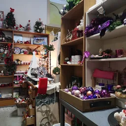 Kasten en rekken vol met kerstversiering, ballen, figuren en decoratiespullen in verschillende kleuren