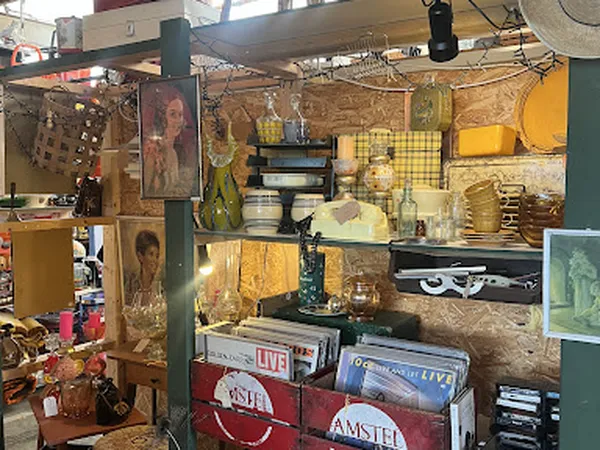 Vintage winkelinterieur met stellingen vol decoratieve spullen, gele en bruine tinten, vintage voorwerpen en verzamelingen