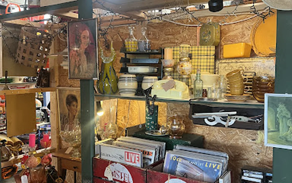 Vintage winkelinterieur met stellingen vol decoratieve spullen, gele en bruine tinten, vintage voorwerpen en verzamelingen