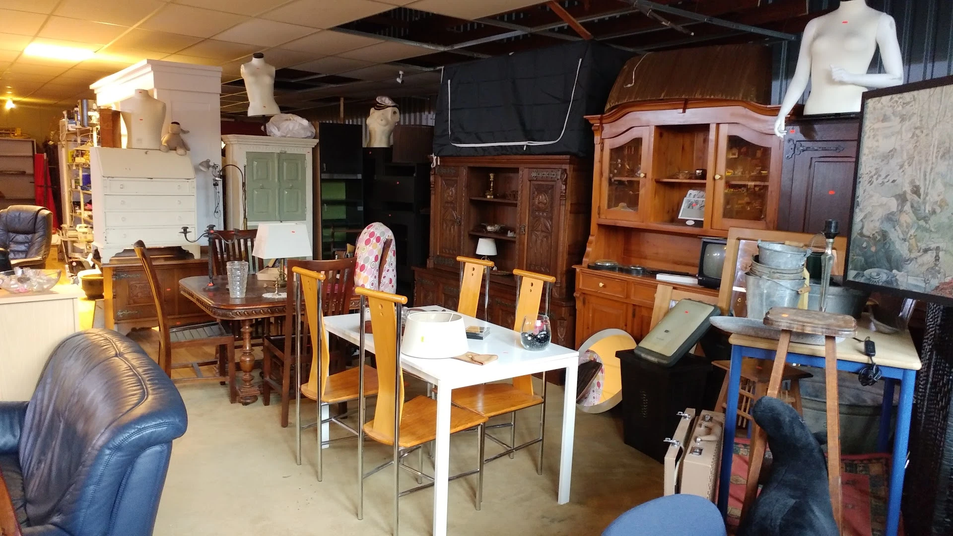 Wonderland IJmuiden in IJmuiden met tweedehands meubels en kleding