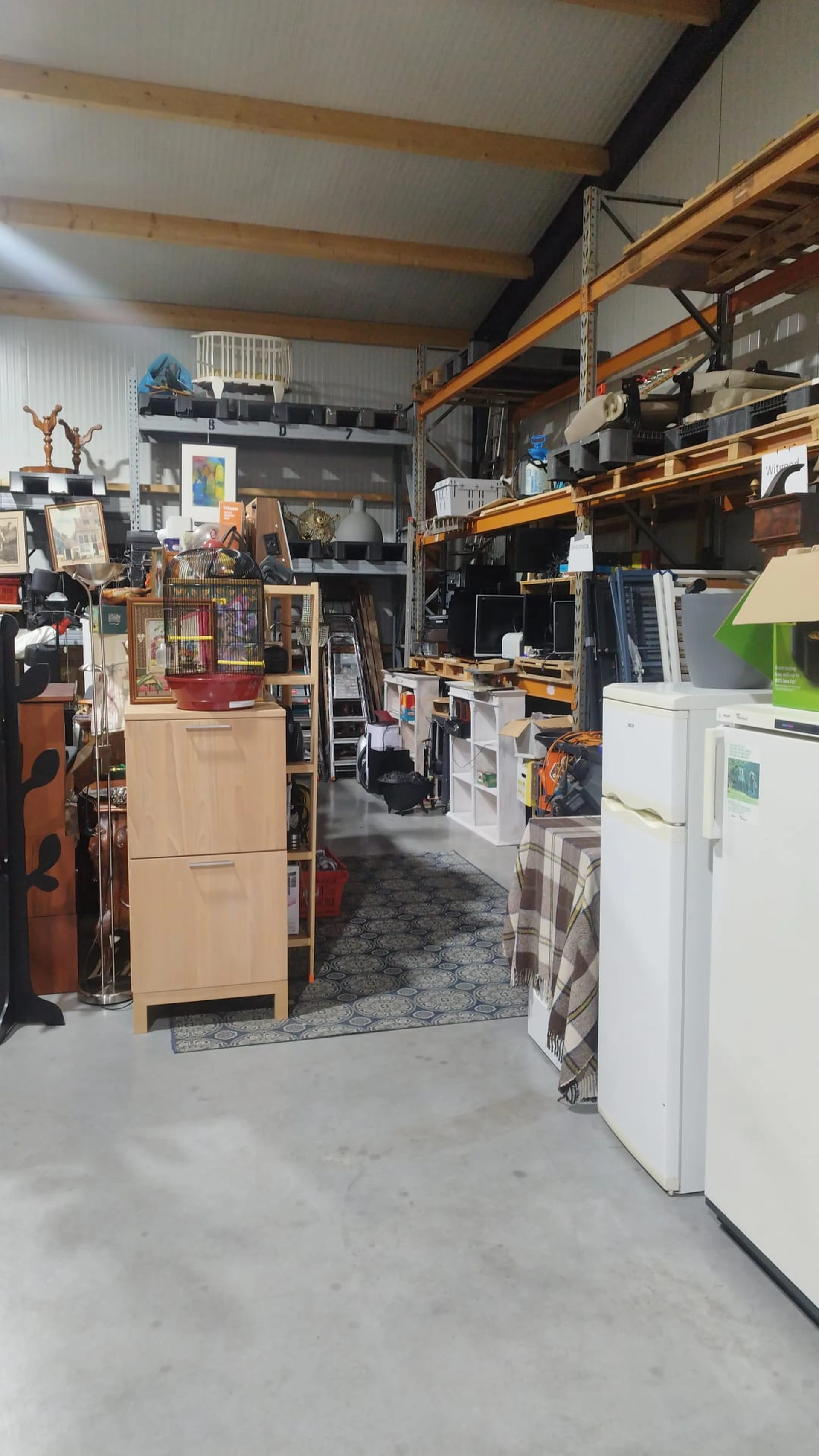 Woon 2de hands in Apeldoorn met tweedehands meubels en kleding