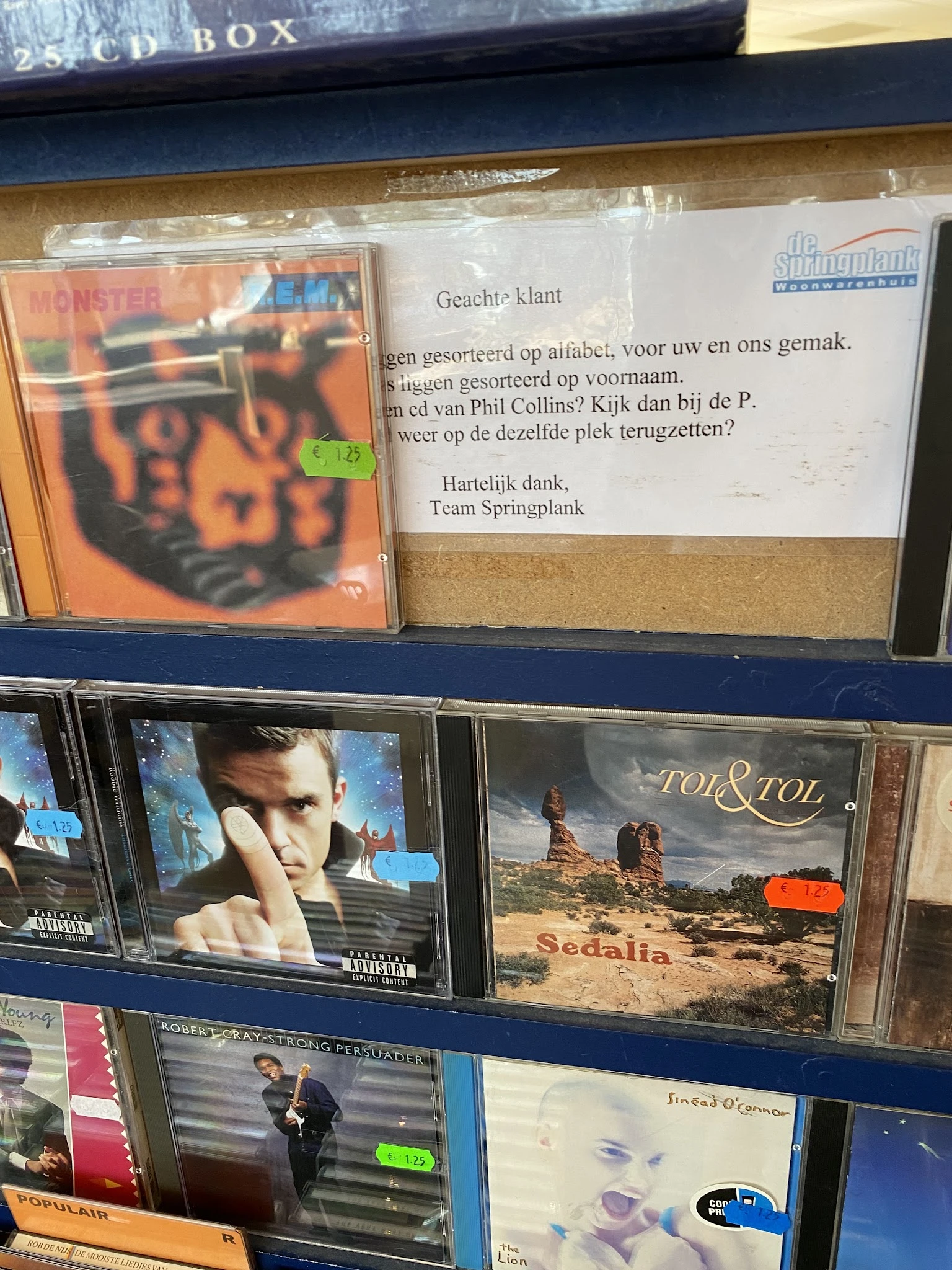 CD's en dvd's op een schap, waaronder albums van Team Springplank en Tol & Tol