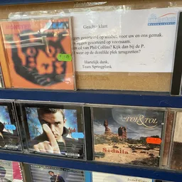 CD's en dvd's op een schap, waaronder albums van Team Springplank en Tol & Tol