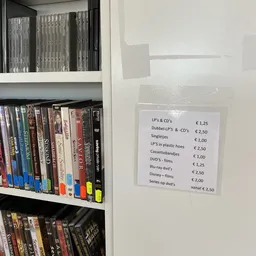 Prijslijst met tarieven voor LP's, CD's, DVD's, Blu-ray en andere media-items in een kringloopwinkel