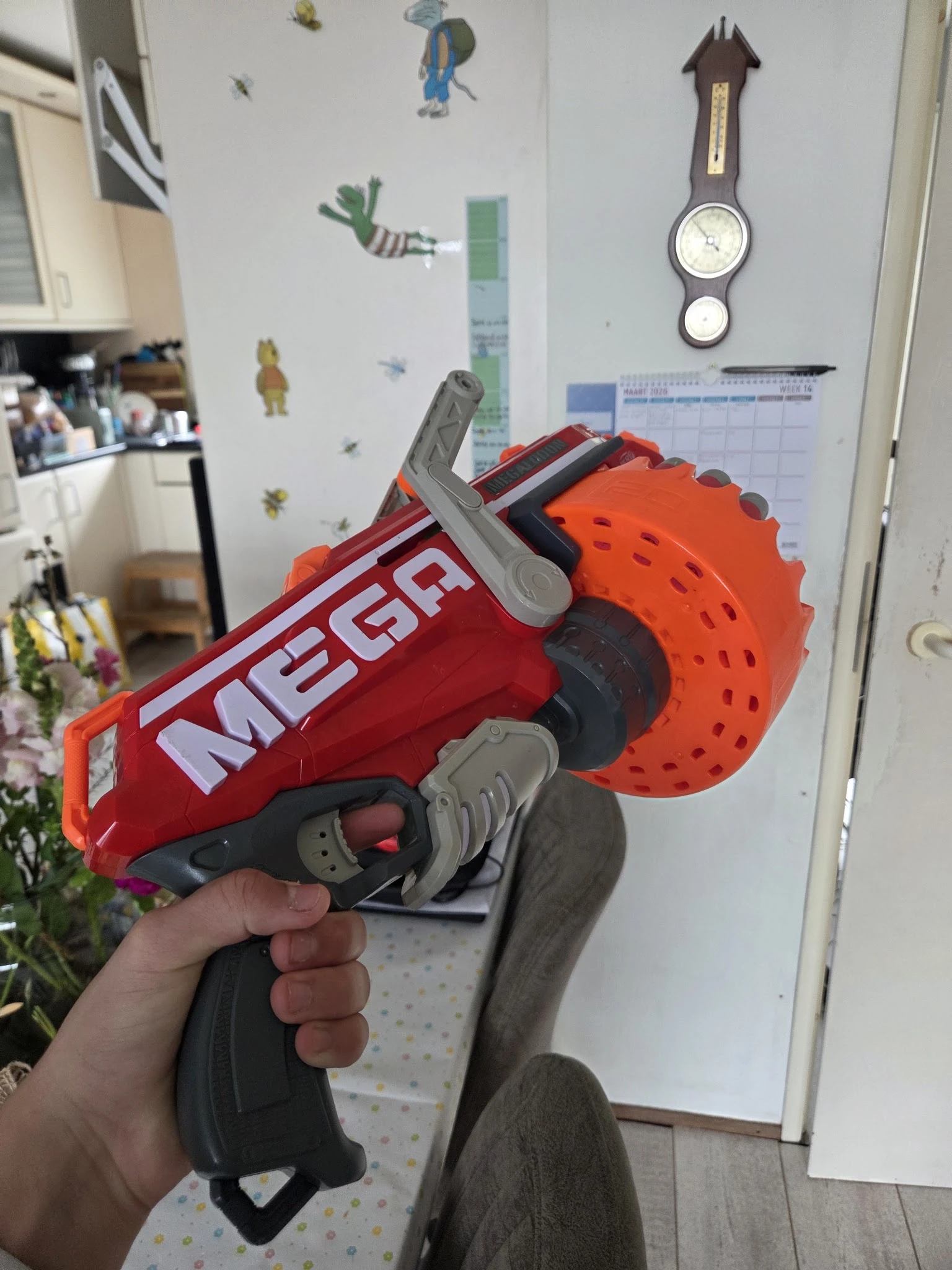 Rood en oranje Nerf-speelgoedpistool met foam kogels wordt in hand gehouden