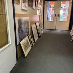 Ingelijste prenten en kunstafdrukken tegen de muur in de winkel