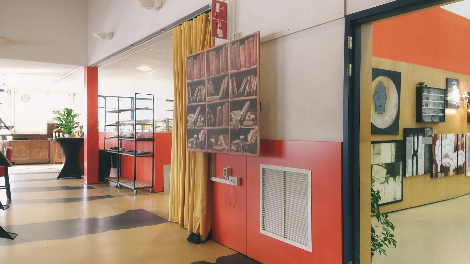 Kringloopwinkel Woonwarenhuis De Springplank in Zoetermeer met tweedehands boeken, dvds en elektronica