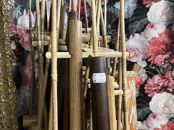 Rekken met diverse houten voorwerpen en huishoudartikel, waaronder rollers en keukengerei