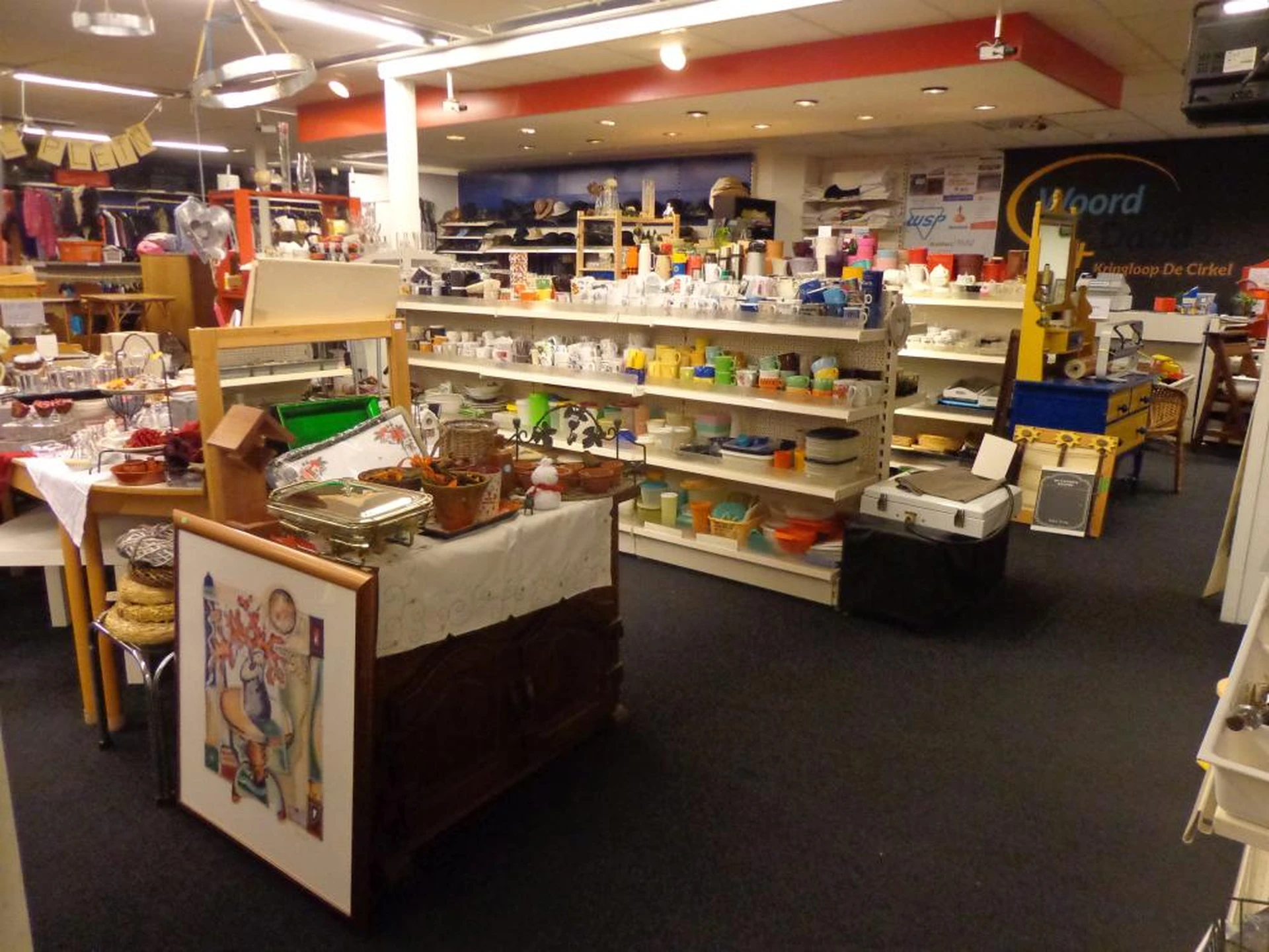 Woord en Daad De Cirkel in Veenendaal met tweedehands boeken, kleding en meubels