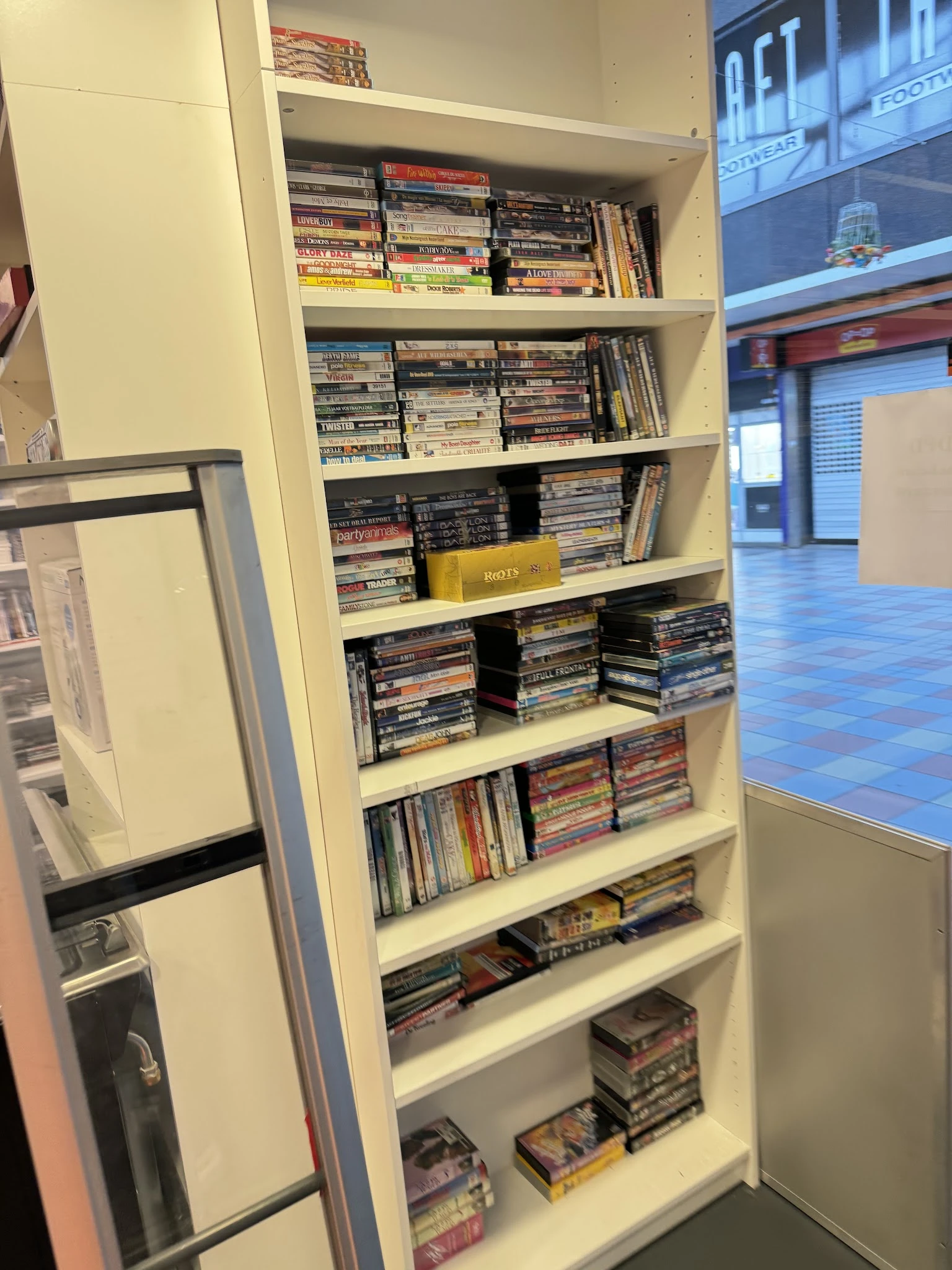 Stellingkast gevuld met dvd's en blu-ray films netjes uitgestald op verschillende niveaus
