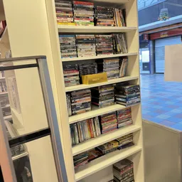 Stellingkast gevuld met dvd's en blu-ray films netjes uitgestald op verschillende niveaus