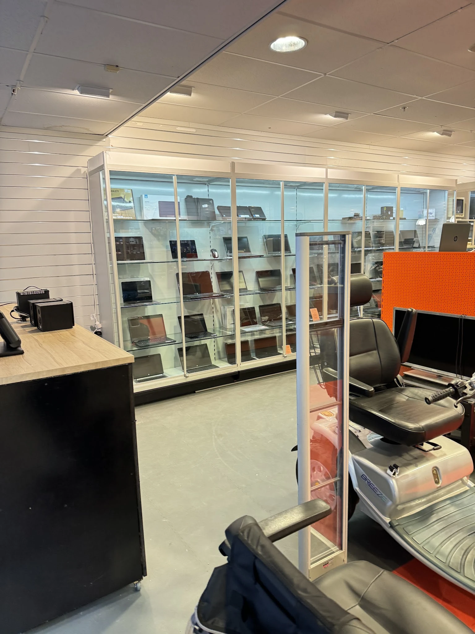 Glazen vitrinekast met elektronische apparaten en computers uitgestald in de winkel