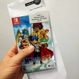 Nintendo Switch-spel Monster Boy and the Cursed Kingdom in verpakking, gehouden in hand