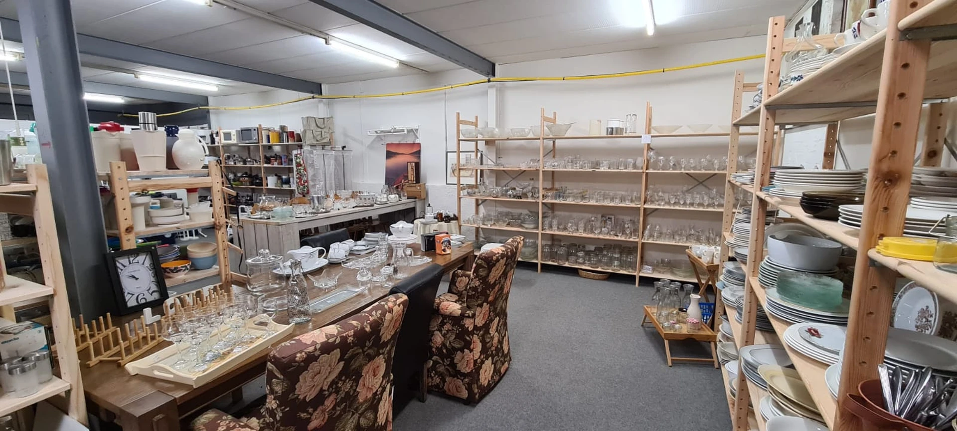 Woord en Daad Kringloopwinkel "het lokaal" in Putten met tweedehands banken, boeken en gereedschappen