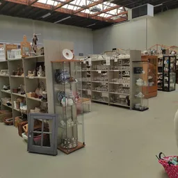 Winkelinterieur met diverse stellingen en vitrines vol huishoudartikelen en decoratieve spullen