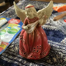 Keramieke engelbeeldje met rode jurk, witte vleugels en luit