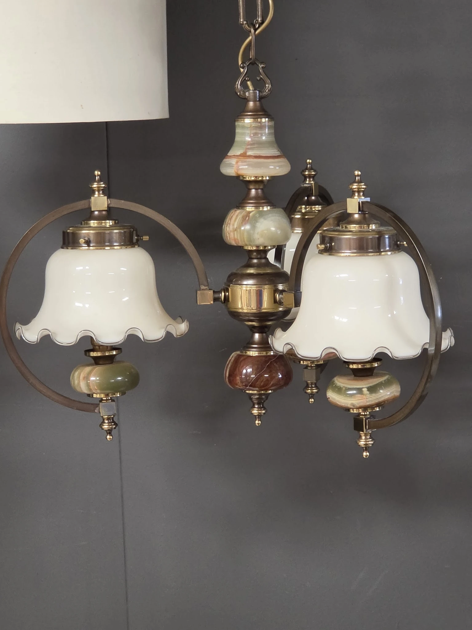 Vintage wandlamp met twee witte glazen klokschermen en messing fittingen