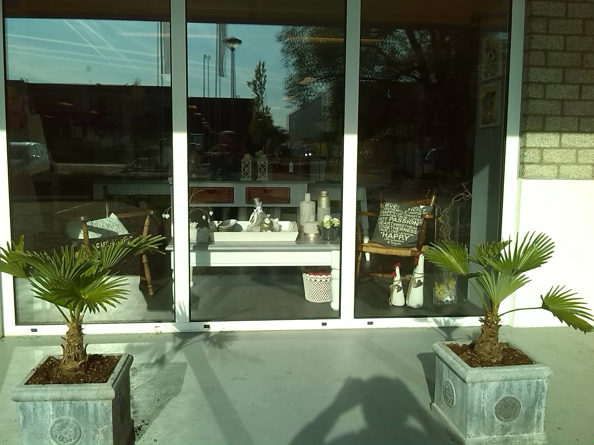 Woord en daad Kringloopwinkel in Waddinxveen met tweedehands boeken, elektronica en kasten