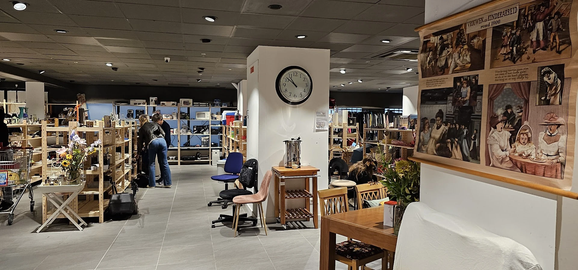 Kringloopwinkel Woord en Daad Winkel Houten in Houten met tweedehands boeken, huisdecoratie en huishoudelijke apparaten