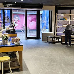 Bezoeker foto van Kringloopwinkel Woord en Daad Winkel Houten in Houten