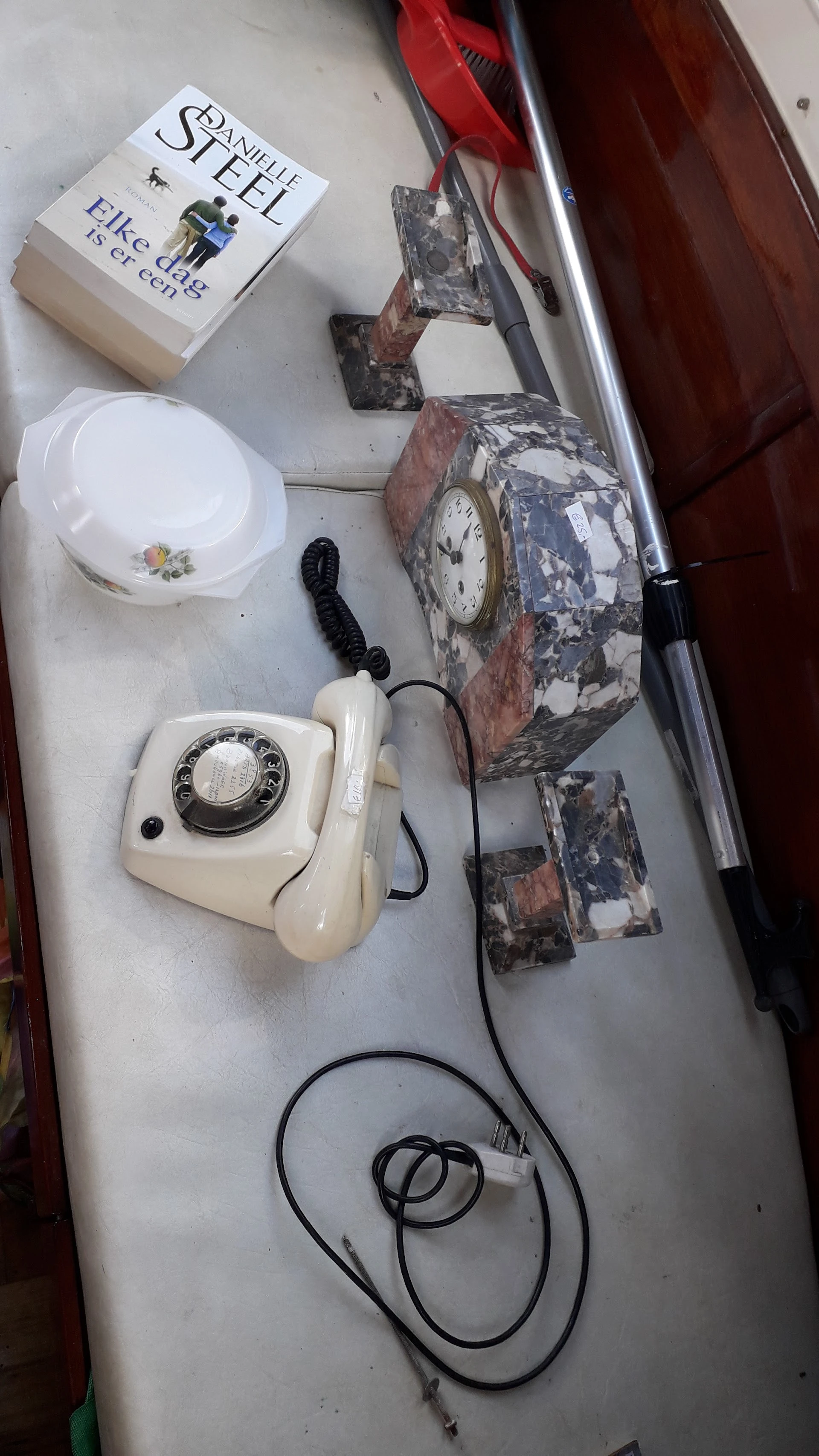 Kringloopwinkel Zaak P J H Woddema Handelsonderneming De in Ulrum met tweedehands boeken, elektronica en kleding