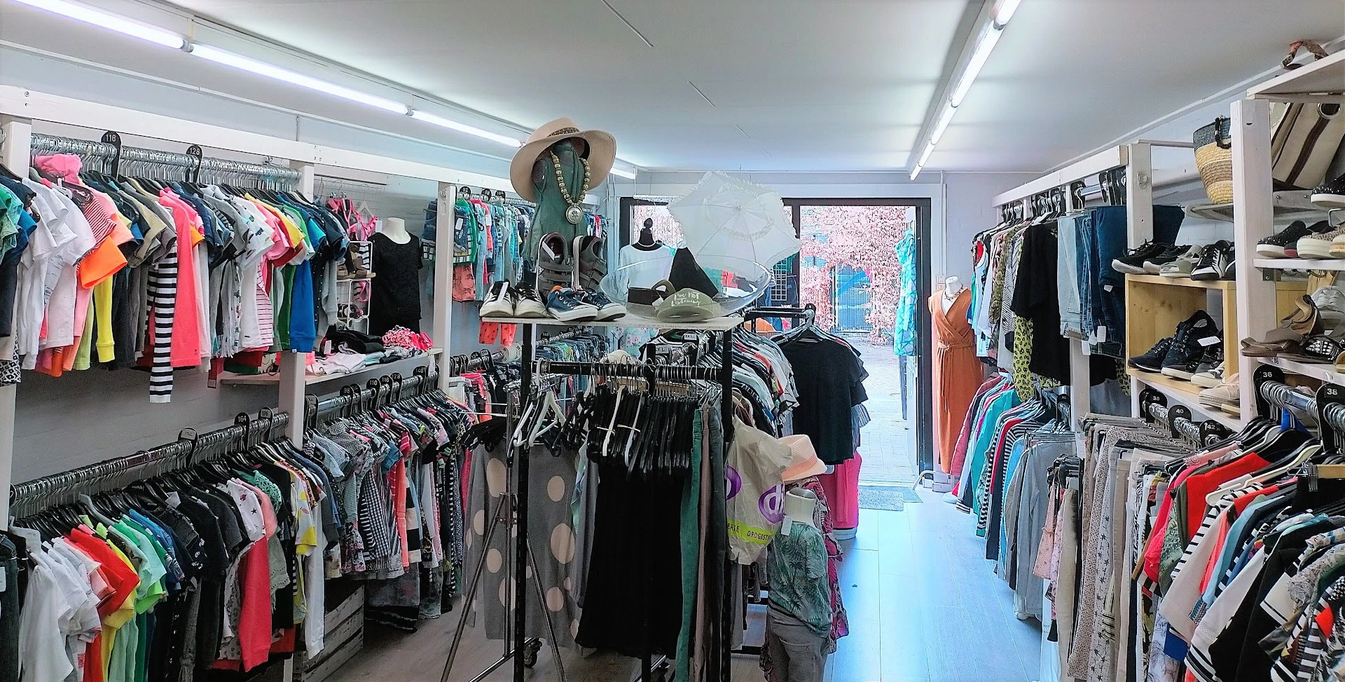 Kringloopwinkel Znuffel in Bakel met tweedehands accessoires