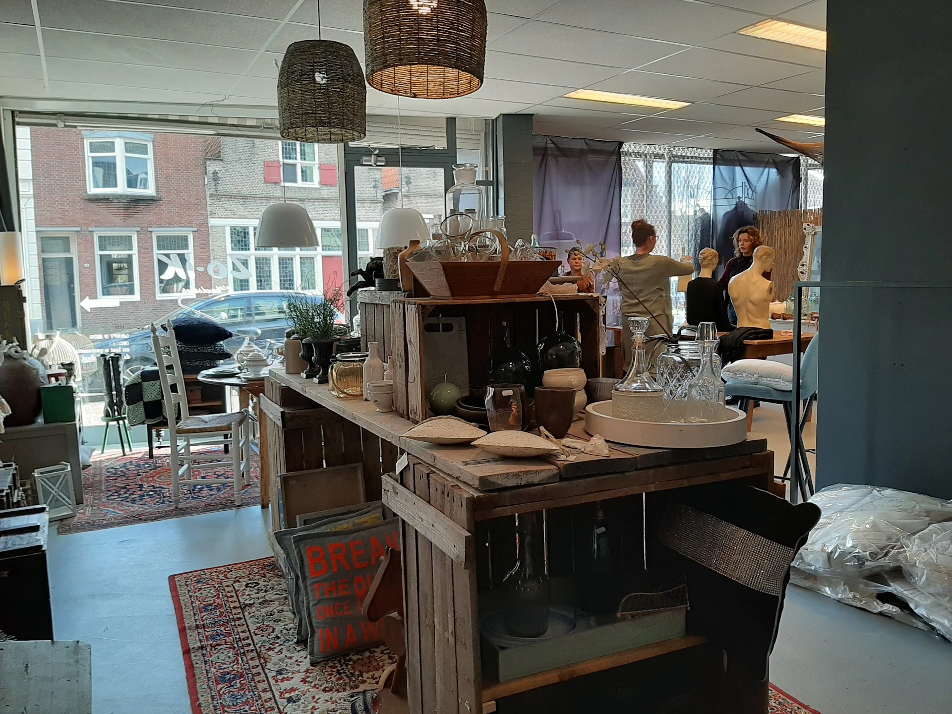 Kringloopwinkel Zo-iK in Geertruidenberg met tweedehands huis- en inrichting, keukengerei en kleding