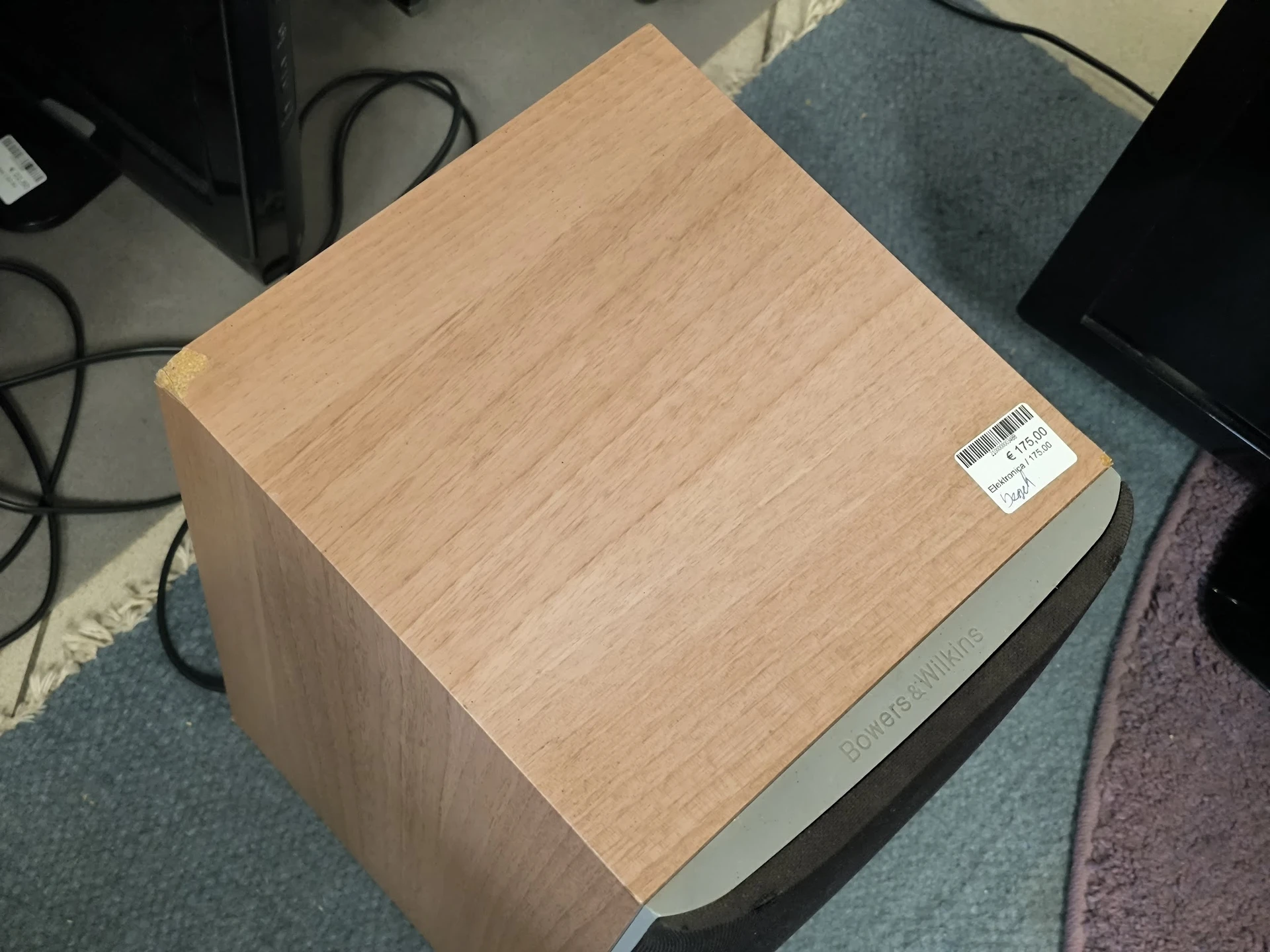 Houten kast of kastje met lichte houtnerf en zwarte onderkant op gekleurde vloer