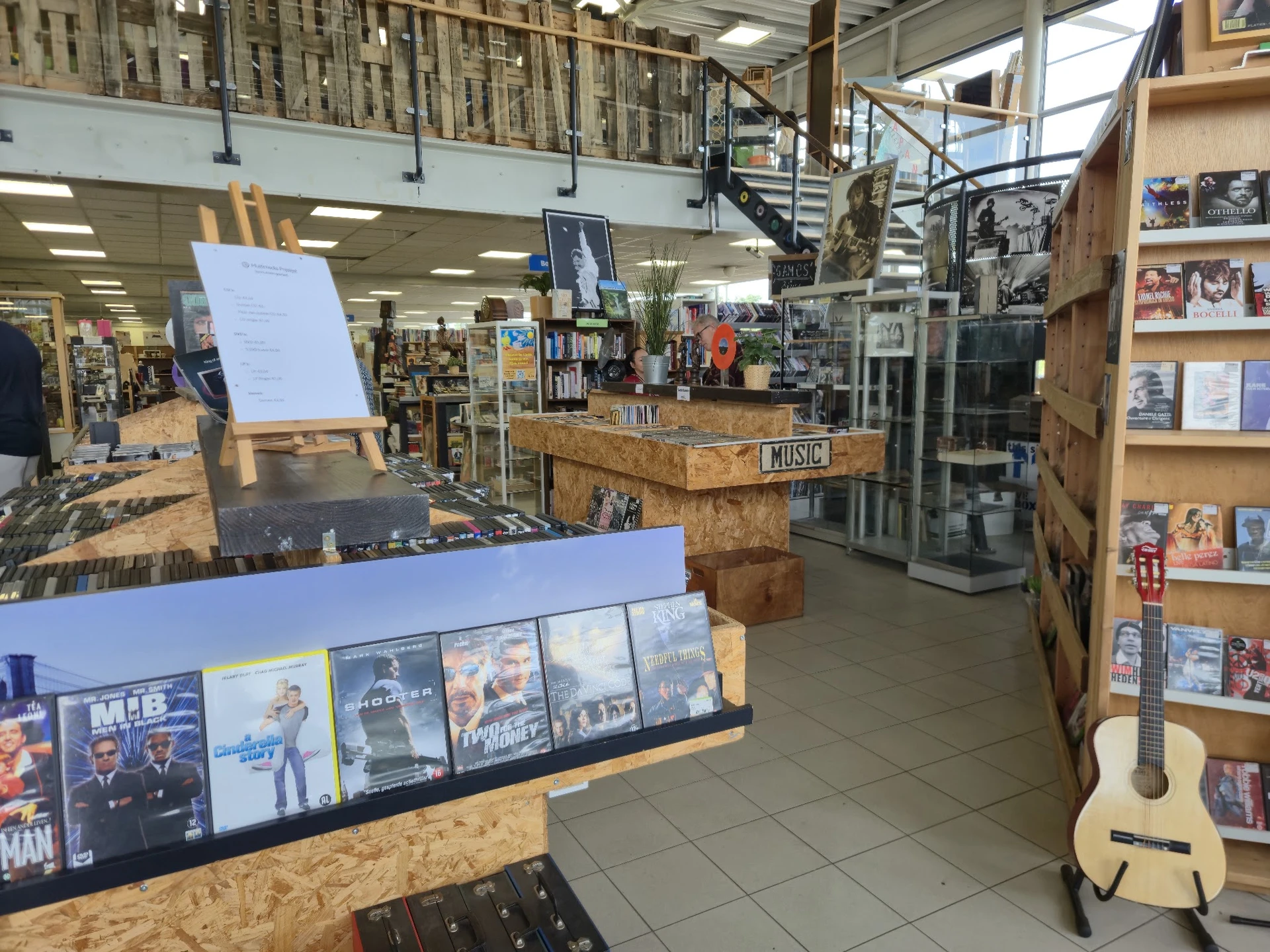 Winkelvloer met diverse stellingen, merchandise en uitgestalde artikelen in een kringloopwinkel