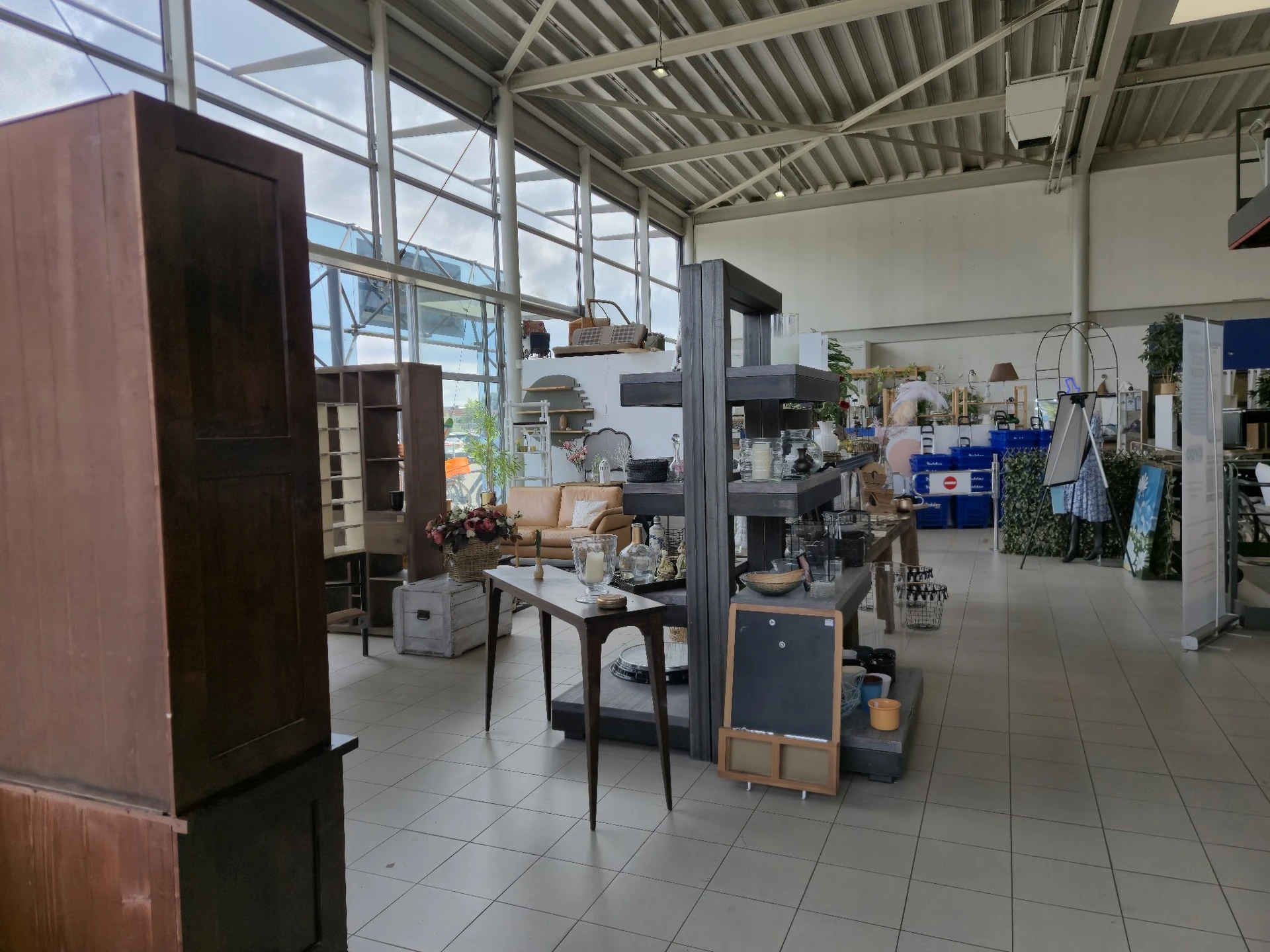 Overzicht van een kringloopwinkel met meubels, stellingen en diverse tweedehands artikelen