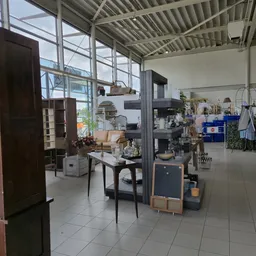Overzicht van een kringloopwinkel met meubels, stellingen en diverse tweedehands artikelen