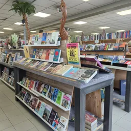 Winkelvloer met boekenrekken en displaytafels met boeken en spullen uitgestald