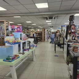 Winkelvloer van kringloopwinkel met stellingen, toonbanken en diverse tweedehands artikelen zoals boeken en kleding