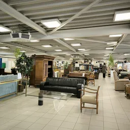 Ruim interieur van kringloopwinkel met diverse meubels, zithoeken en artikelen uitgestald